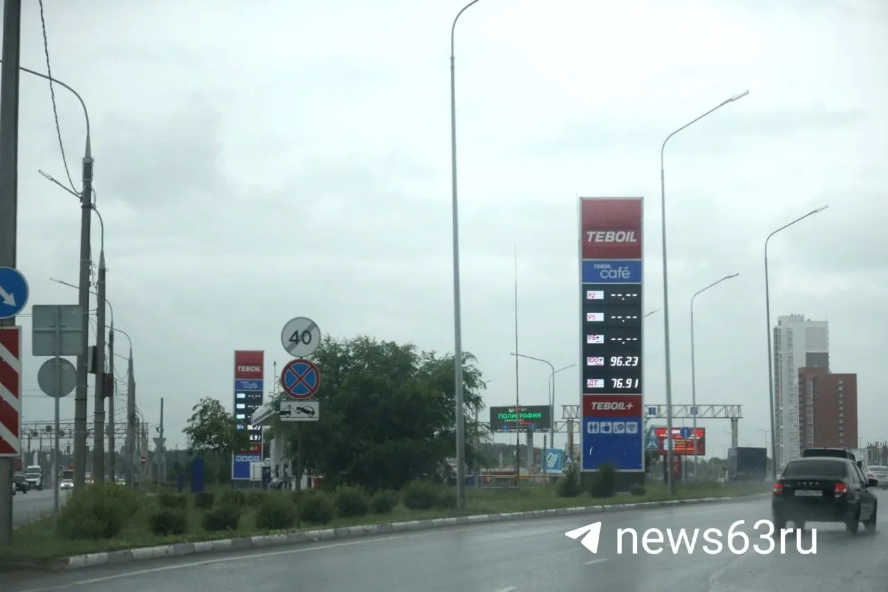 Жители сообщают, что на нескольких заправках города отсутствует 95‑й (а иногда и 92‑й) бензин; автолюбители ищут, где можно заправиться.
