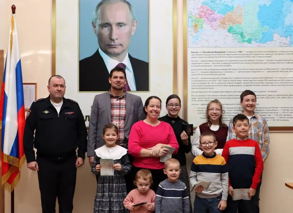 В 2025 году 1 112 иностранных граждан получили специальные визы для переезда в Россию как лица, разделяющие «традиционные российские духовно‑нравственные ценности». Большинство получателей — из Германии и Франции.