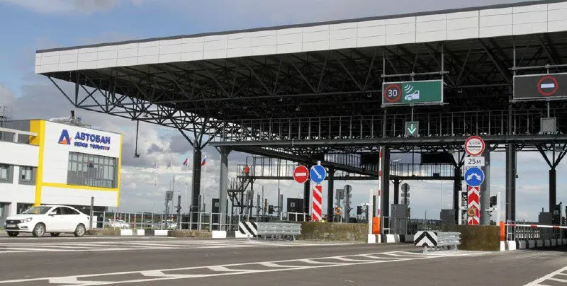 Движение по новой трассе открыли почти два года назад, а первые заправки на ней начали работу только сейчас — у села Бичевная в Шигонском районе. Пока это простые колонки без кафе и дополнительных сервисов.