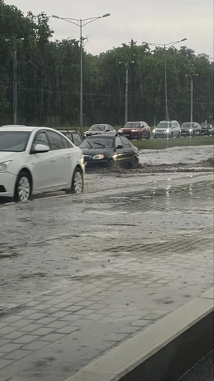 Перед Ракитовским на Московском шоссе образовалась большая лужа, которая затрудняет движение. Жители интересуются, работают ли ливнёвки.