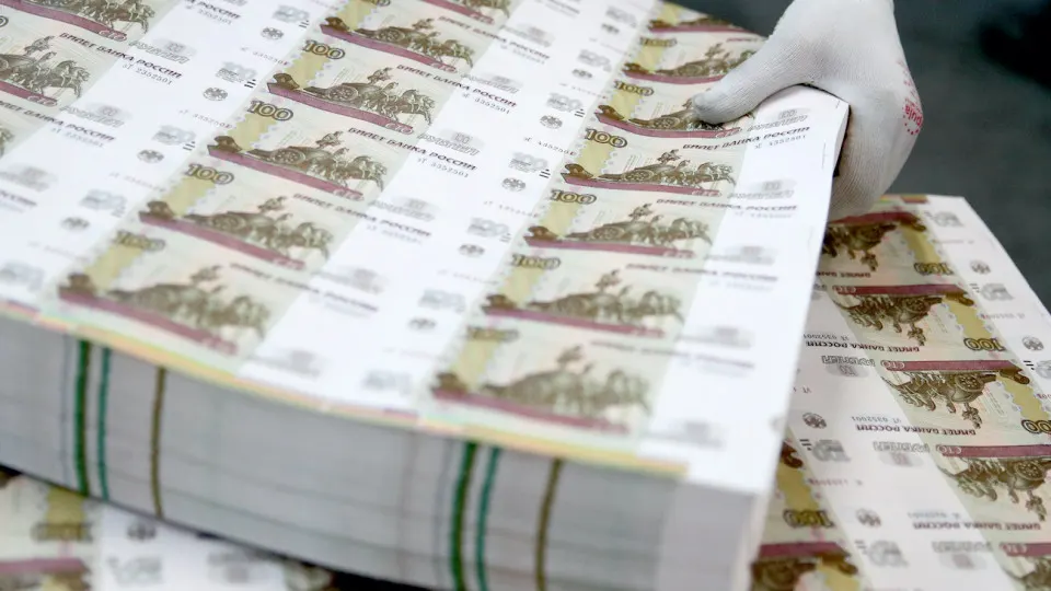 Центробанк фиксирует массовый спрос на «кэш»: с начала года наличных в обращении стало больше на 1,09 трлн рублей. Регулятор ужесточил контроль за снятием и внесением средств.