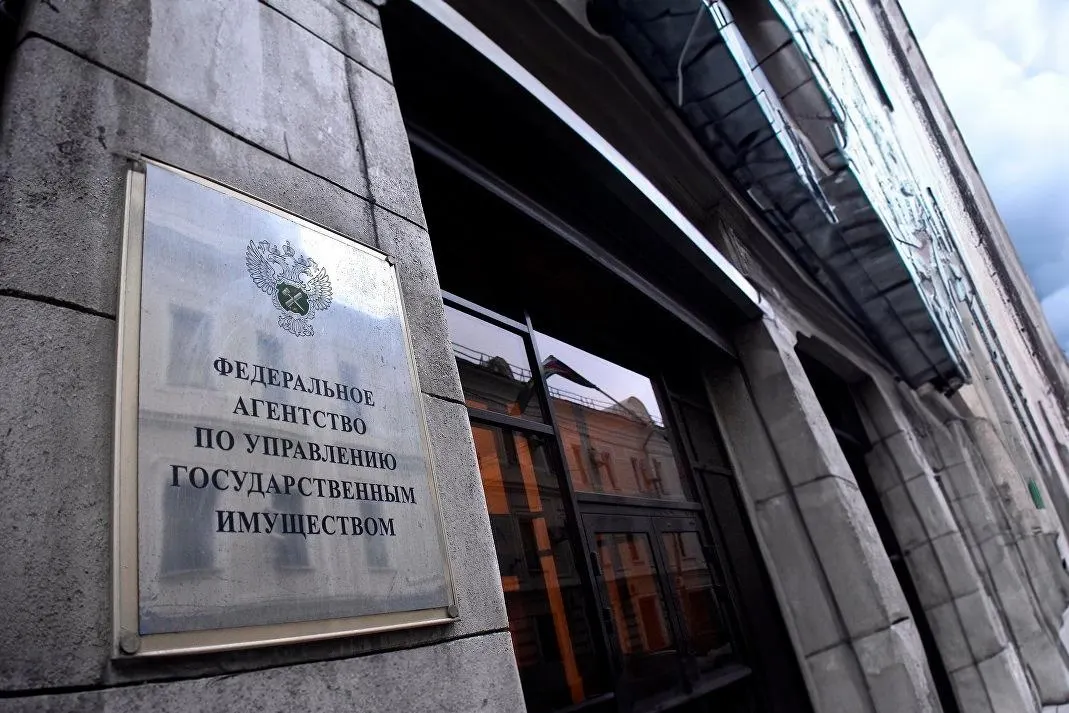 Парламент отменил ценовой порог и обязательную полугодовую паузу при повторных торгах. Росимущество сможет выставить на продажу около трёх тысяч квартир, ужесточены требования к оценщикам и организаторам торгов; для религиозной собственности введена отдельная норма. Закон вступит в силу через 10 дней после публикации.