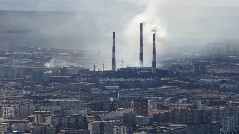 Минэкономразвития фиксирует снижение объёмов производства в мае; падение в добыче и нефтепереработке тянет промышленность в рецессию, правительство понизило прогноз роста.