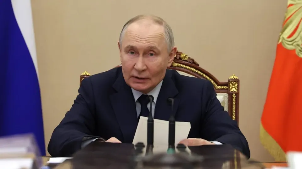 Президент заявил, что инвестиционной паузы нет, назвав наблюдаемую сдержанность следствием макроэкономических факторов и мер властей. В то же время крупнейшие компании сократили вложения, а бюджетные возможности для стимулирования ограничены.