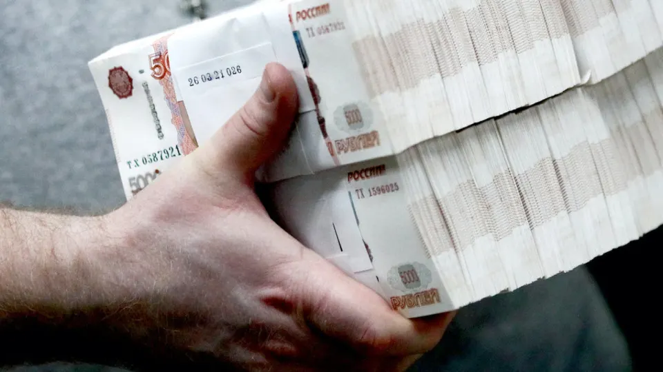 Банк отмечает массовый переход клиентов в «кэш»: наличных банкнот в обращении уже около 20 трлн рублей. В апреле из банков выведено рекордные 600 млрд, с мая‑2025 — около 2,5 трлн. Центробанк ужесточил контроль за операциями с наличными.