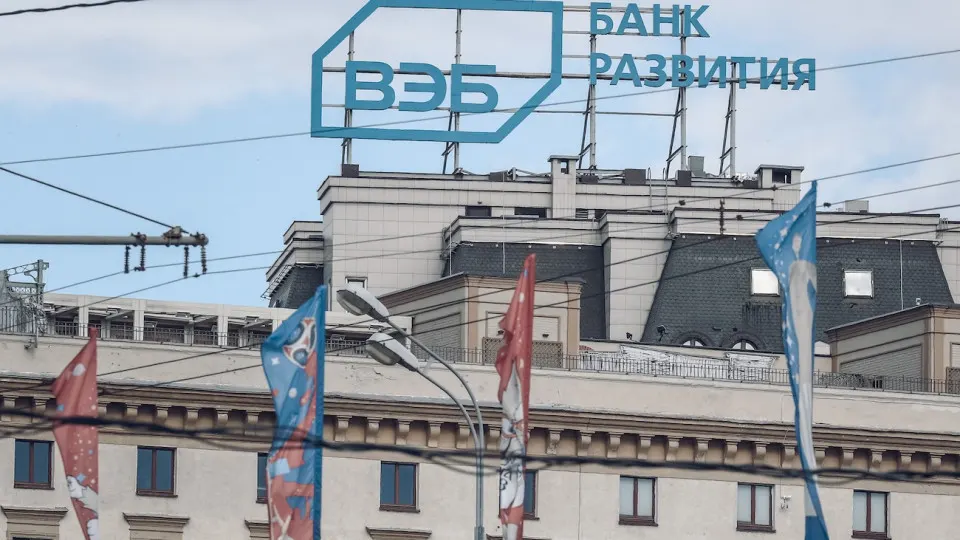 Государственный Внешэкономбанк объявил о планах по сокращению бюджета и снижению численности персонала на 15% в рамках приведения расходов к параметрам бюджетирования 2027 года. Решение связано с «кредитным охлаждением» экономики и директивами правительства.