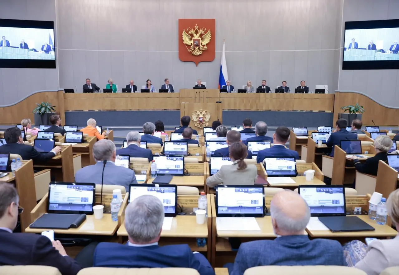 Исследование на основе данных законотворческой системы показало, что инициативы кабинета министров проходят в Госдуме значительно чаще, чем депутатские — особенно в экономической и бюджетной сферах.