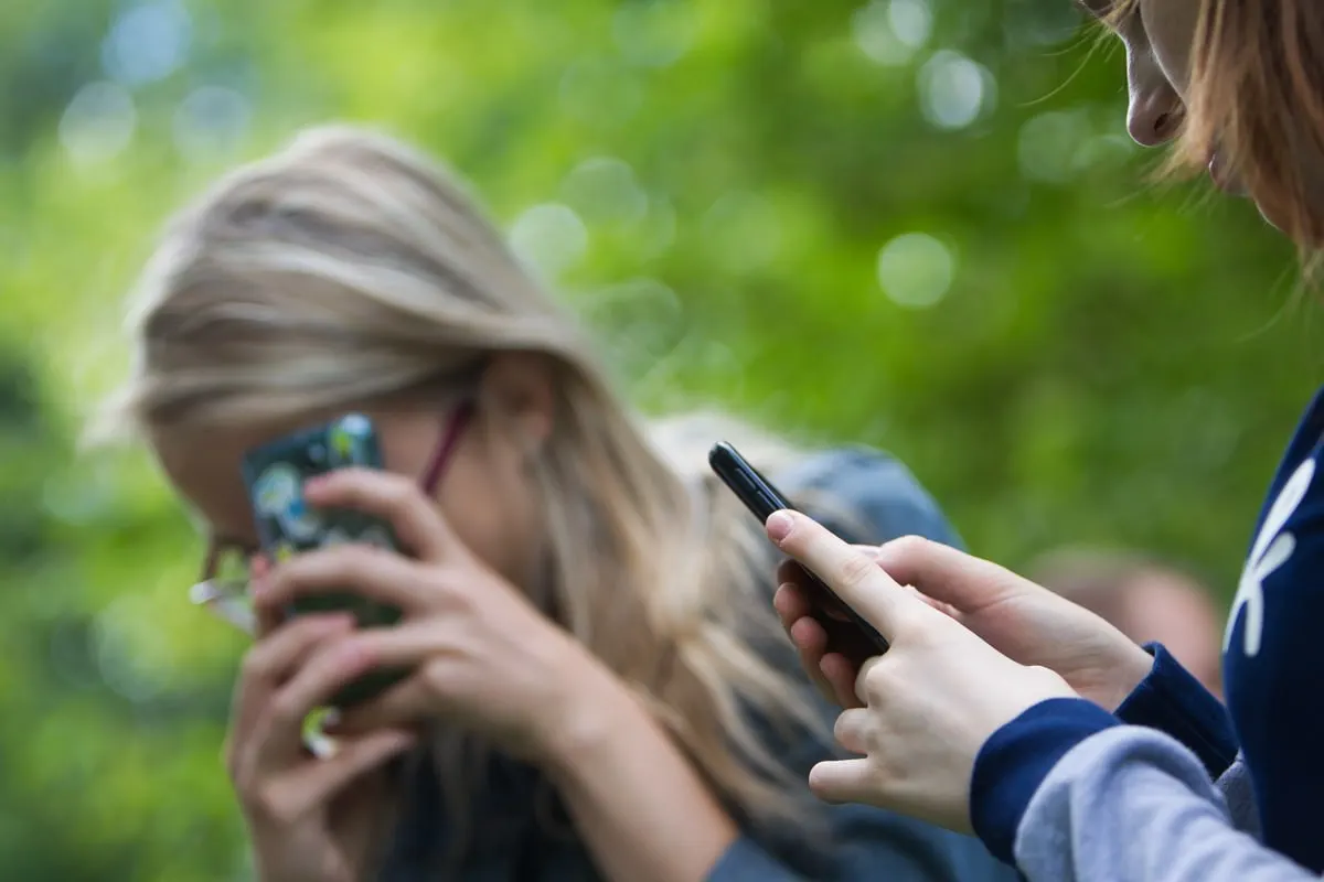 Родители или законные представители смогут помечать SIM‑карту ребёнка, чтобы ограничить рассылки, входящие звонки и доступ к контенту 18+. Операторы обязаны будут бесплатно подключать родительский контроль.
