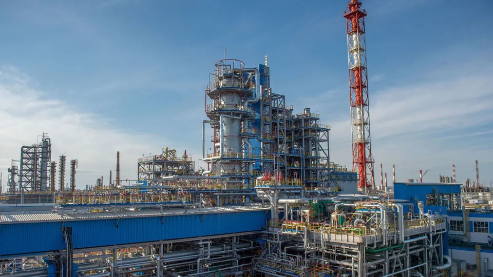Крупнейший нефтехимический завод в Салавате прекратил переработку сырья с 14 июля из‑за повреждений, вызванных ударом беспилотников. Восстановление может занять от нескольких недель до нескольких месяцев и усугубляет дефицит нефтепродуктов в стране.