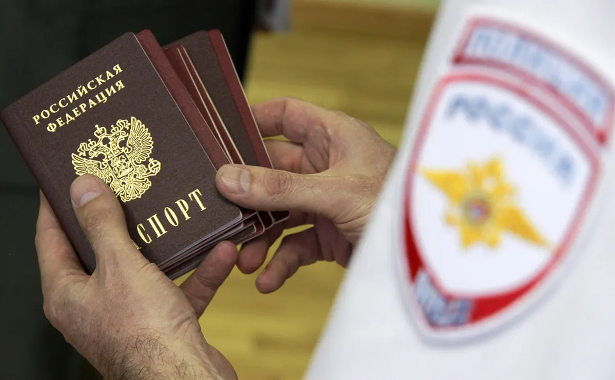 По сведениям собеседников в дипломатических кругах и близких к администрации источников, рассматривается инициатива ограничить поездки россиян в недружественные страны только организованными группами, а также ввести обязательную выездную визу. Официальных подтверждений пока нет.