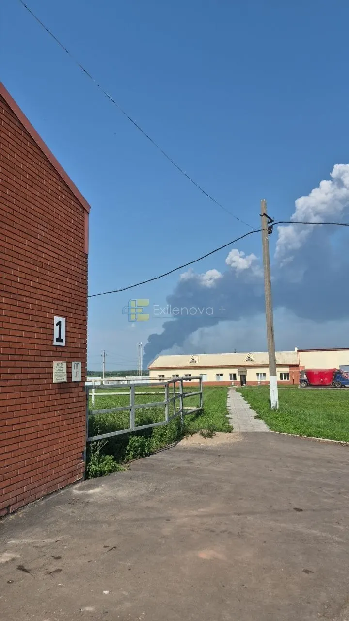 Серии атак беспилотников зафиксированы в нескольких регионах России: есть погибшие и раненые, в ряде населённых пунктов возникли пожары, повреждены частные дома, склады и объекты топливно-энергетического сектора.