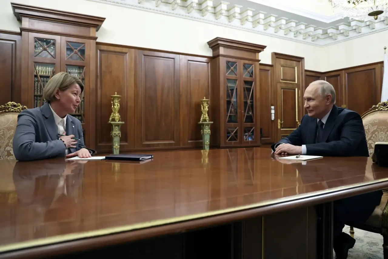 Президент подписал указ: Александр Бречалов освобождён от должности, Ольга Абрамова назначена и.о. главы республики. Пресс-служба Кремля опубликовала снимок встречи.