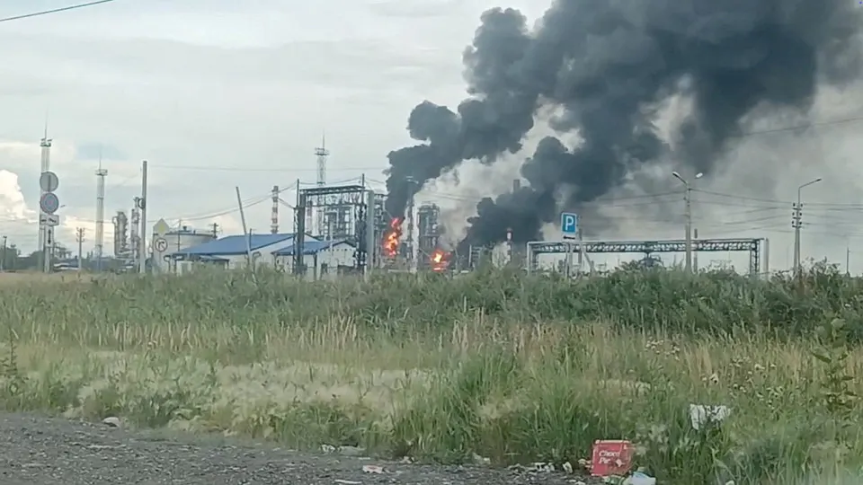 В июне выпуск нефтепродуктов упал почти на четверть в годовом выражении, что привело к дефициту топлива, подорожанию бензина и дизеля и вынужденному импорту. Крупные НПЗ выводятся из строя после атак на инфраструктуру.