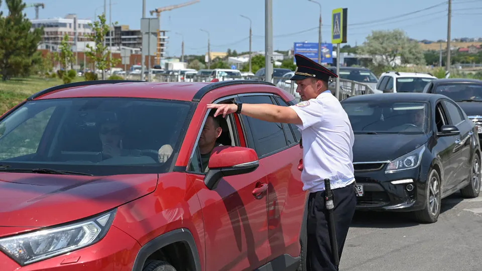Власти региона направили полицейские патрули на самые загруженные автозаправки из‑за многокилометровых очередей и ограничений на продажу топлива. В ряде городов время ожидания достигает нескольких часов. Топливный кризис охватил почти всю страну: производство бензина резко сократилось, часть мощностей НПЗ простаивает.
