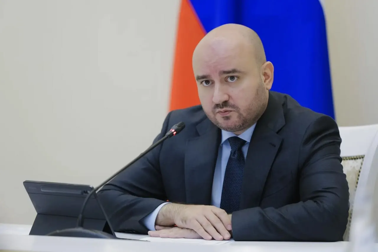 Вячеслав Федорищев поручил открыть стационарные пункты, где жители региона смогут укрыться от палящего зноя и бесплатно получить воду. Контроль — за региональным Минздравом.