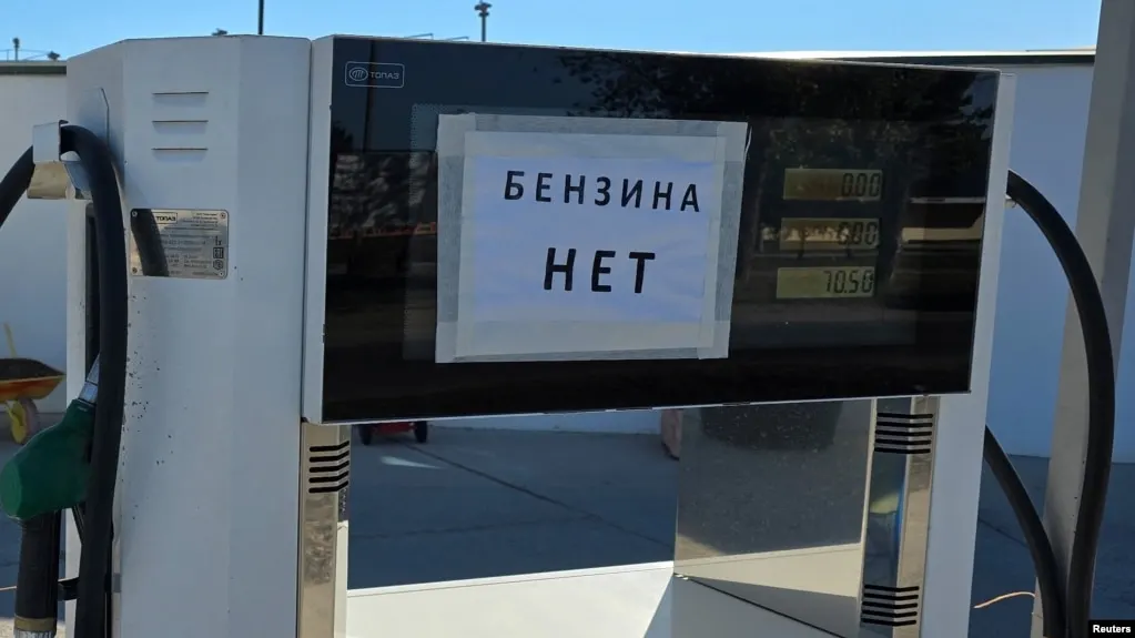 По данным за неделю 23–29 июня 2026 года в Севастополе зафиксирован рекордный рост цен на бензин; дефицит топлива и ограничения продаж наблюдаются в десятках регионов страны.