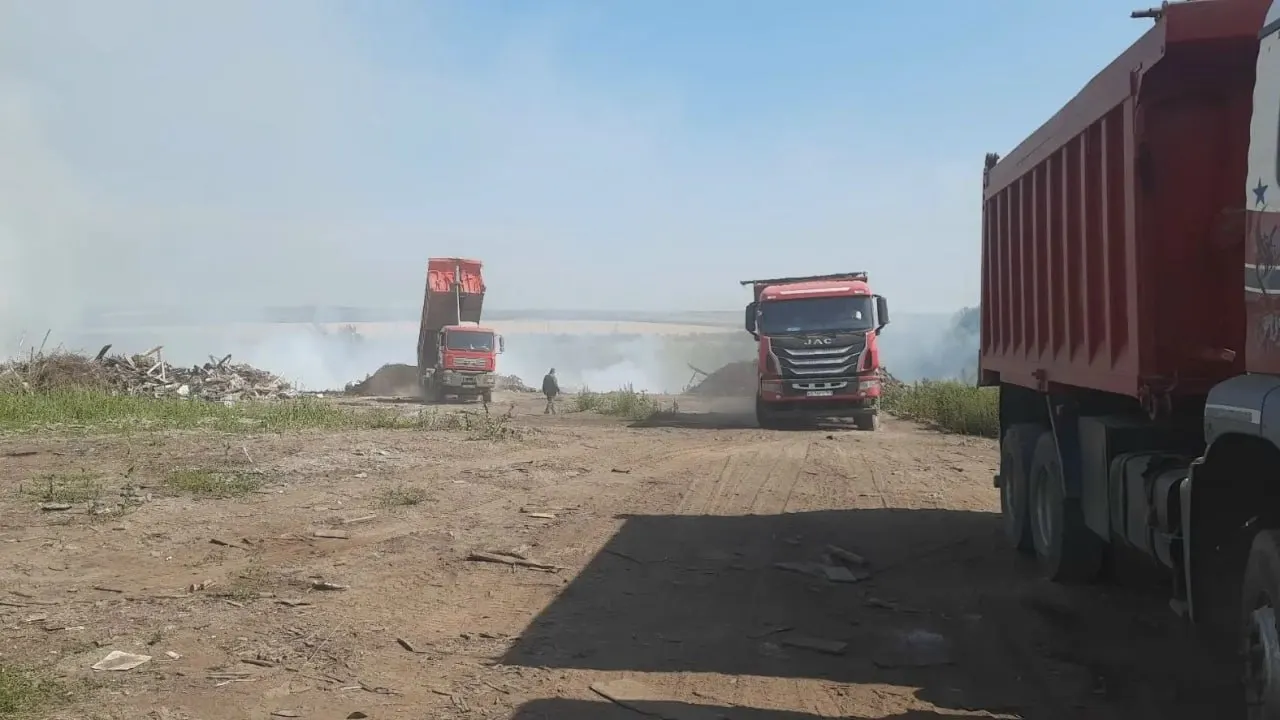 На территории СДТ «Завод Фрунзе» в Волжском районе отмечают тление отходов три дня подряд — люди жалуются на задымление. Администрация заявляет, что угрозы населённым пунктам нет, ведутся работы по тушению и проверке.