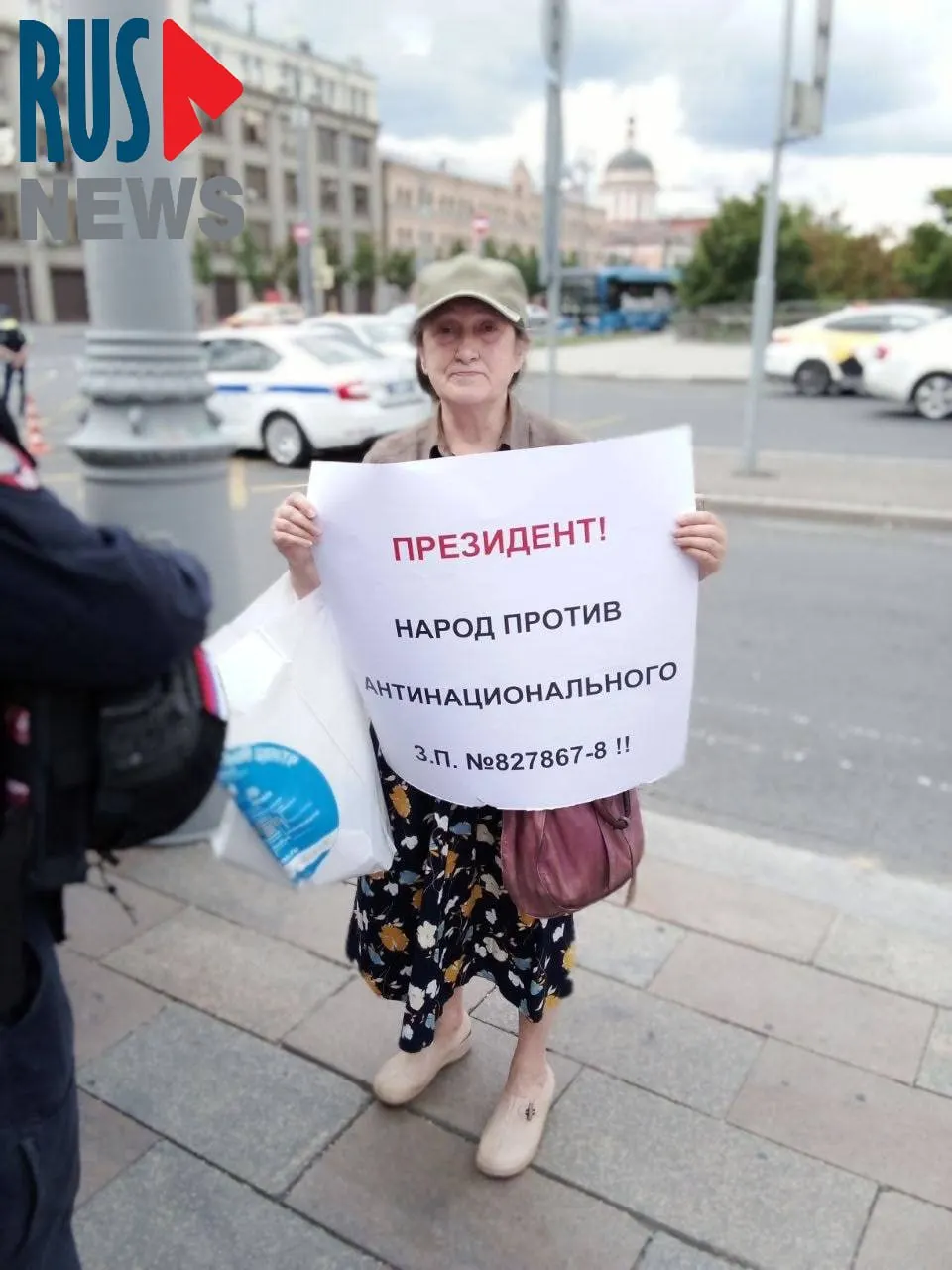 На Старой площади полицейские задержали Наталью Шамину, выступавшую против законопроекта о передаче регионам права снимать объекты культурного наследия с государственной охраны; градозащитники опасаются массовых сносов.