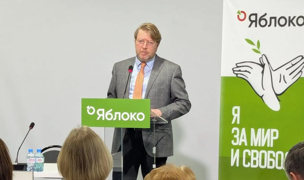 Верховный суд оставил в силе решение Выборгского районного суда Санкт‑Петербурга о штрафе председателю «Яблока» Николаю Рыбакову за публикацию с изображением Алексея Навального. Партия намерена обжаловать вердикт в Конституционном суде.