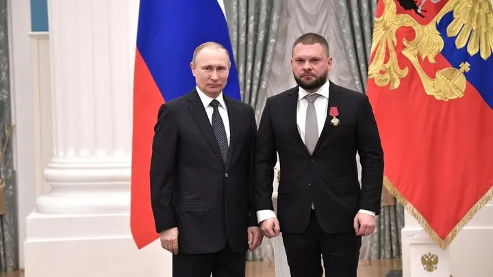 В декларации одного из лидеров федерального списка «ЕР» указаны доли в Apple, Intel, Procter & Gamble и паи в зарубежных фондах. В партии утверждают, что иностранные активы были отчуждены до подачи документов. Аналогичные владения нашли и у других кандидатов. Выборы пройдут 20 сентября 2026 года.