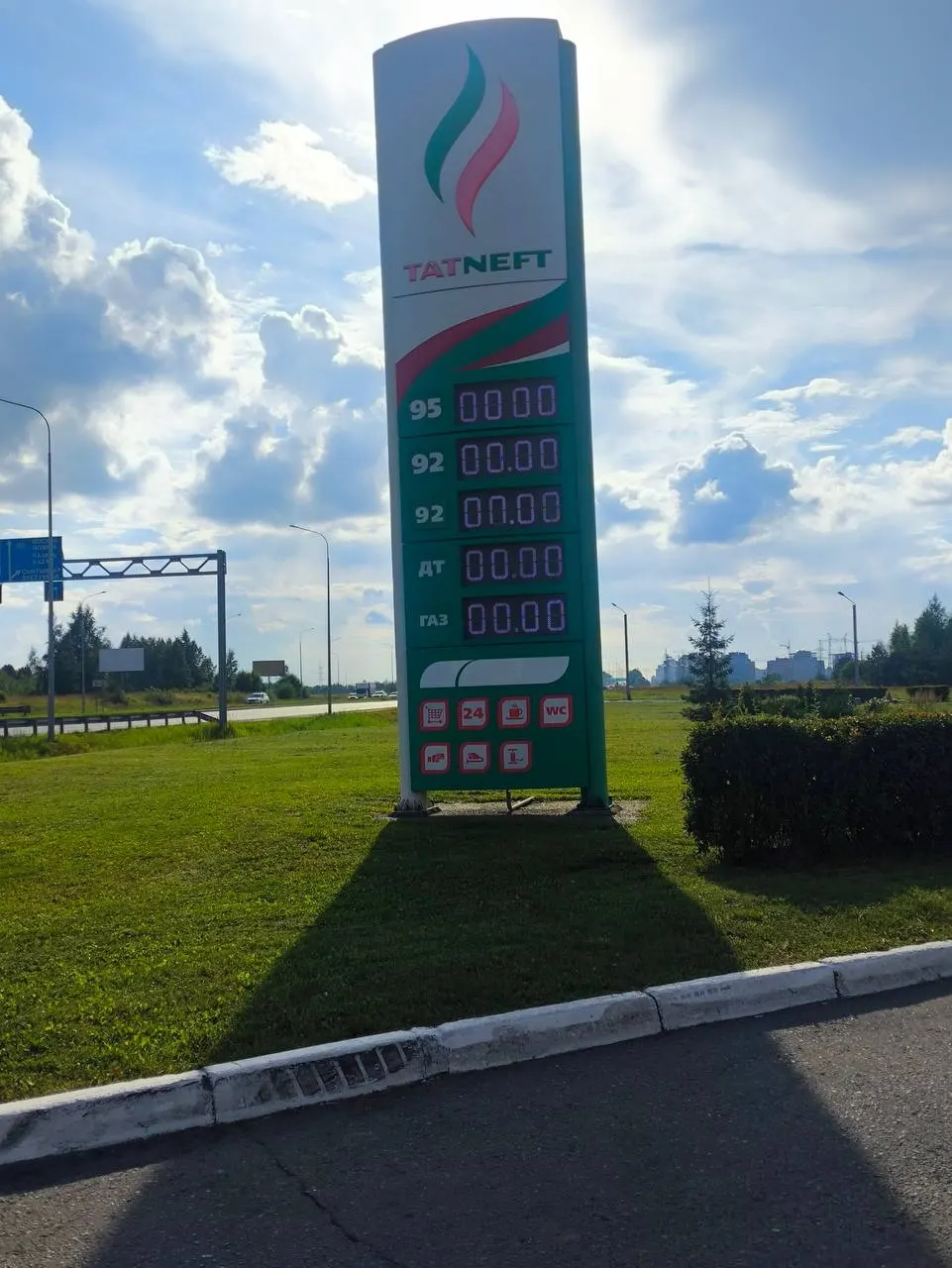 Удары беспилотников по нефтеперерабатывающим мощностям вызвали дефицит топлива, выросли тарифы на речные рейсы в Чебоксарах, а страна вынуждена наращивать импорт бензина.