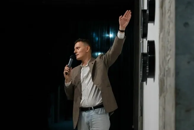 Сергей Баландин, возглавивший галерею в марте 2026 года и проработавший в учреждении 12 лет, ушёл с поста, чтобы вернуться к исследовательской деятельности. Исполняющей обязанности назначена Катерина Орлова.