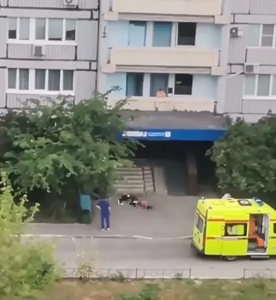 Тело мужчины обнаружили перед подъездом на улице Тополиной, 25. Полиция проводит проверку, причины смерти установит экспертиза.