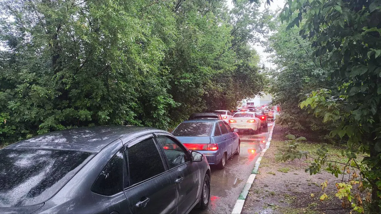 Дорога на улице Георгия Димитрова в Тольятти настолько перегружена, что водителям сложно определить начало затора.