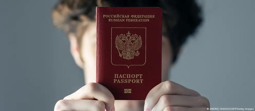 После возражений Франции и Италии ЕС отказывается от изначальной широкой формулировки и намерен ограничить запрет на короткие визы только для тех, кто непосредственно участвовал в боевых действиях на Украине; расширены и основания для исключений.