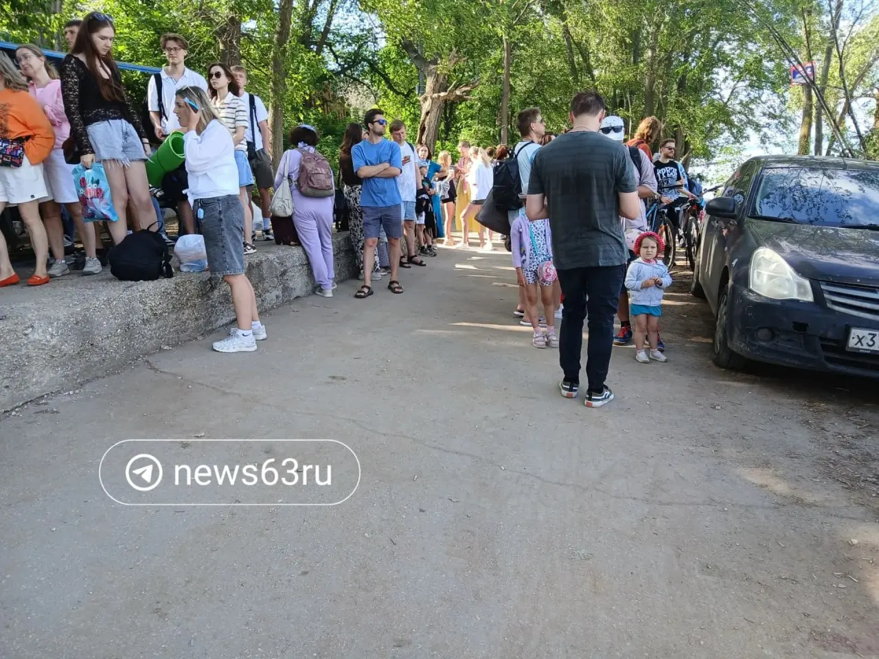 Утром на поляне Фрунзе выстроилась очередь на паром до Ширяево: судно задержали, онлайн‑продажа не работала, билеты закончились, а лодочник предлагал переправу за 7 000 рублей.