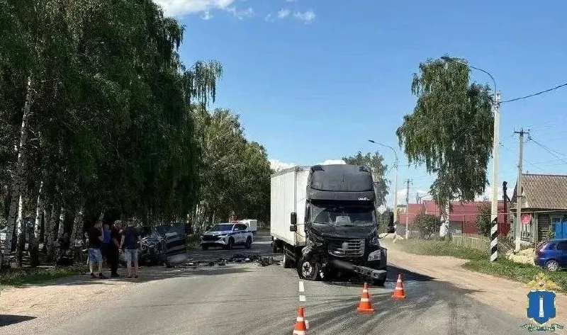В Мелекесском районе водитель Haval выехал на встречную полосу и столкнулся с «Газелью». В результате погибли водитель и двое пассажиров иномарки, девочка госпитализирована.