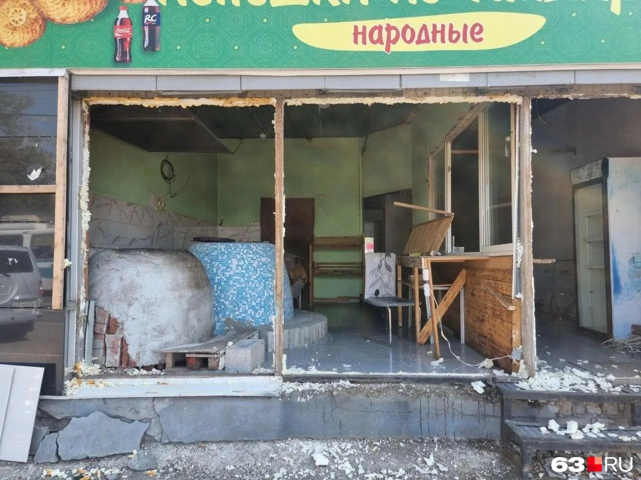 В Тольятти демонтируют торговые павильоны после жалоб жителей на поведение предпринимателей и запах готовящейся пищи; на месте работают полиция и представители администрации.