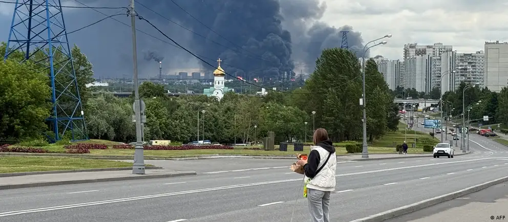 Вице‑премьер Александр Новак подтвердил, что повреждения НПЗ в результате ударов беспилотников привели к дефициту бензина и дизеля. Власти вводят ограничения и принимают меры для стабилизации ситуации.