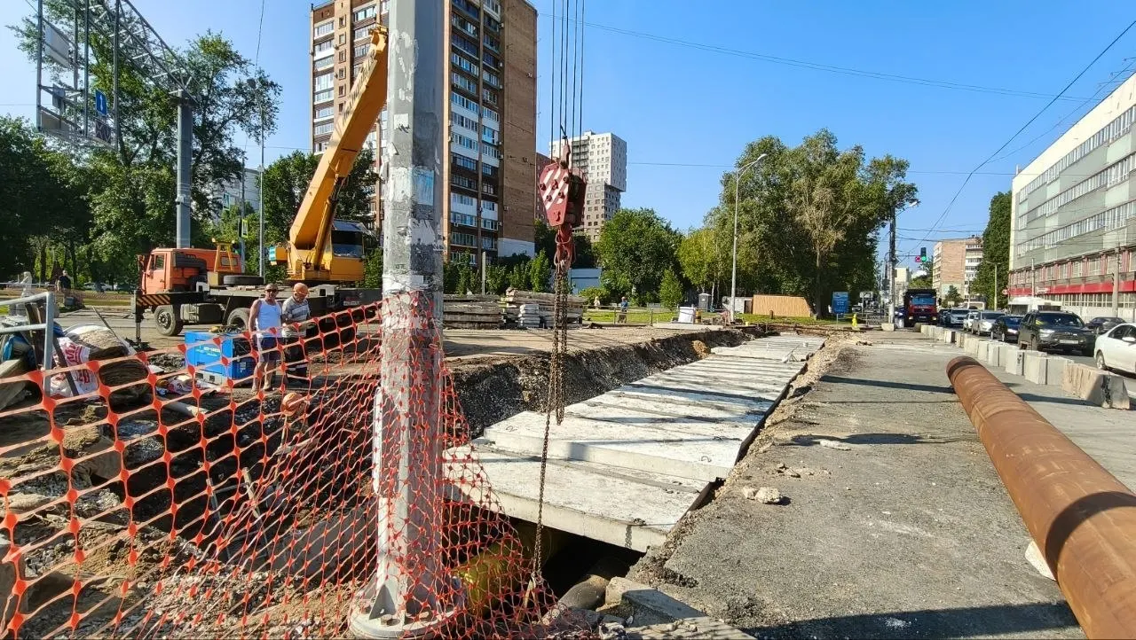 У площади Памяти меняют 140 метров трубопровода: сейчас укладывают бетонные плиты, шоссе планируют открыть 22 июля, а затем с 22 по 28 июля закроют улицу Мичурина для следующего этапа работ.