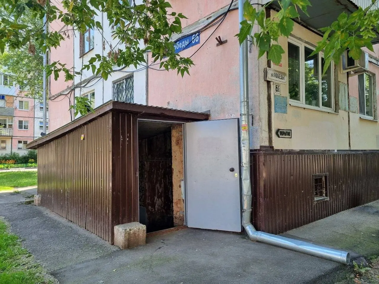 В Тольятти продемонстрировали образцовое укрытие в подвале жилого дома №66 по улице Победы.