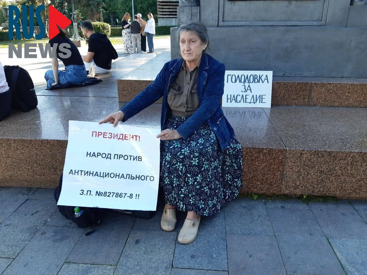 Председатель новосибирского отделения ВООПИК Наталья Шамина устроила голодовку у памятника Кириллу и Мефодию в Москве в знак протеста против законопроекта о передаче регионам полномочий по исключению объектов культурного наследия. Через час её задержала полиция. Ранее утром аналогичную акцию объявила активистка из Новосибирска.