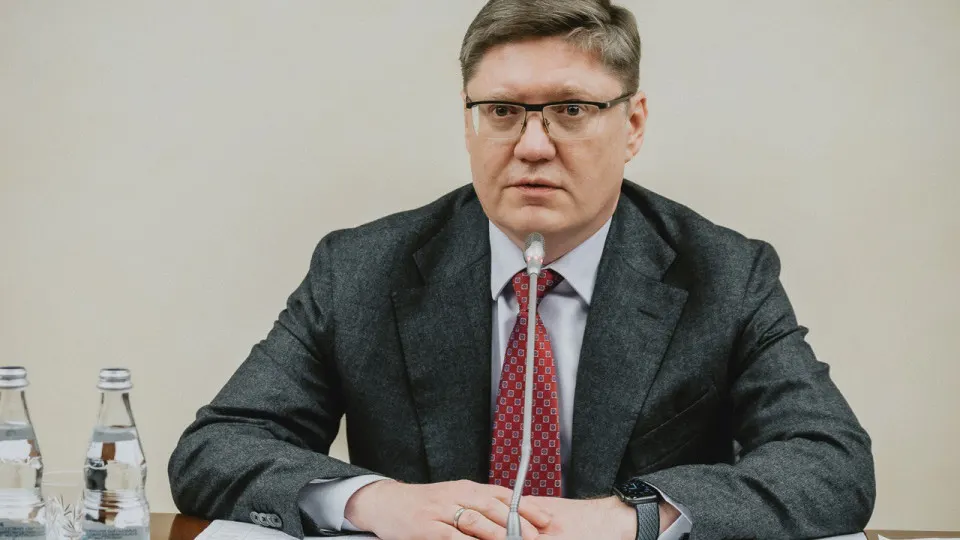 Замглавы фракции «Единая Россия» высказался о реакции граждан на дефицит топлива, обвинил внешние удары в снижении мощностей НПЗ и пообещал скорое решение проблемы. Между тем переработка нефти упала, введены ограничения и возникли очереди на заправках.