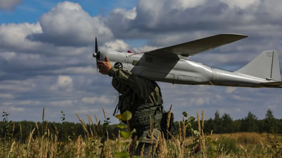 Документы и расследования указывают на многолетнее военно‑техническое сотрудничество: Китай поставлял компоненты и технологии для беспилотников, участвовал в обмене данными и совместной проработке мер против спутниковых систем связи.