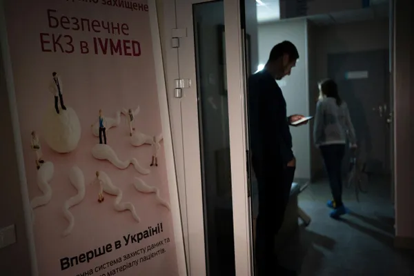 Депутаты приняли поправки в закон «О ветеранах»: бесплатное экстракорпоральное оплодотворение будет доступно женам участников и инвалидов боевых действий и вдовам в течение пяти лет после гибели супруга. Суррогат и криоконсервация остаются платными.