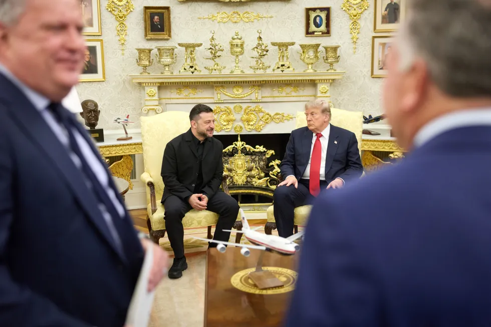 Президент Украины встретился с Дональдом Трампом в Белом доме: обсуждали поставки ракет Patriot, визит спецпосланников и поддержка Украины в Конгрессе.