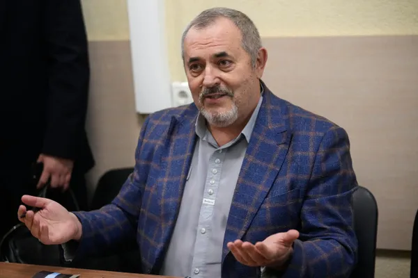 Как минимум 21 российский политик столкнулся с протоколами за якобы демонстрацию экстремистской или нацистской символики — обвинения, которые лишают права баллотироваться. В большинстве дел назначали минимальные штрафы.