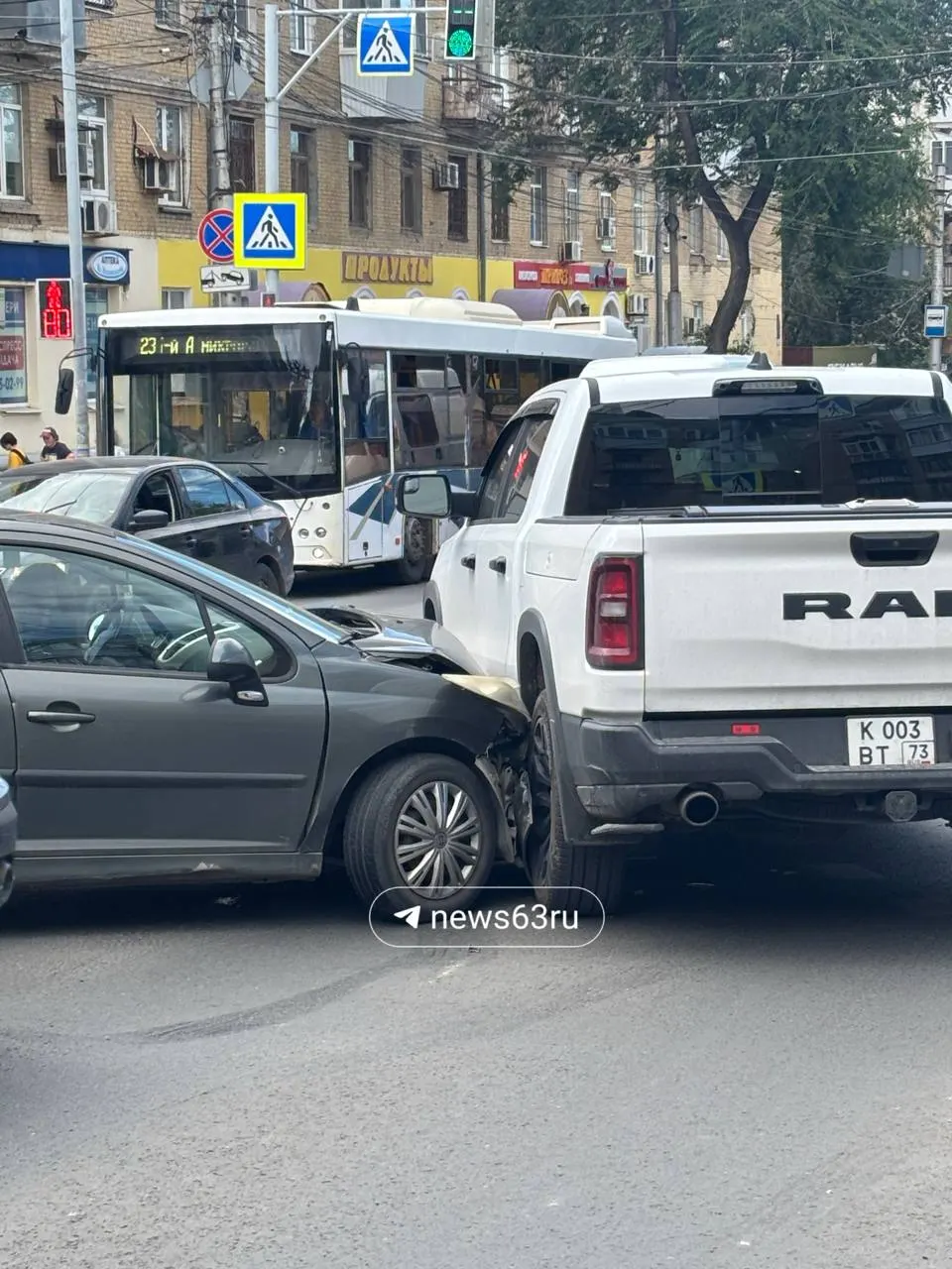 Авария на перекрёстке Масленникова и Мичурина в Тольятти частично блокирует проезд — на месте образовались заторы.