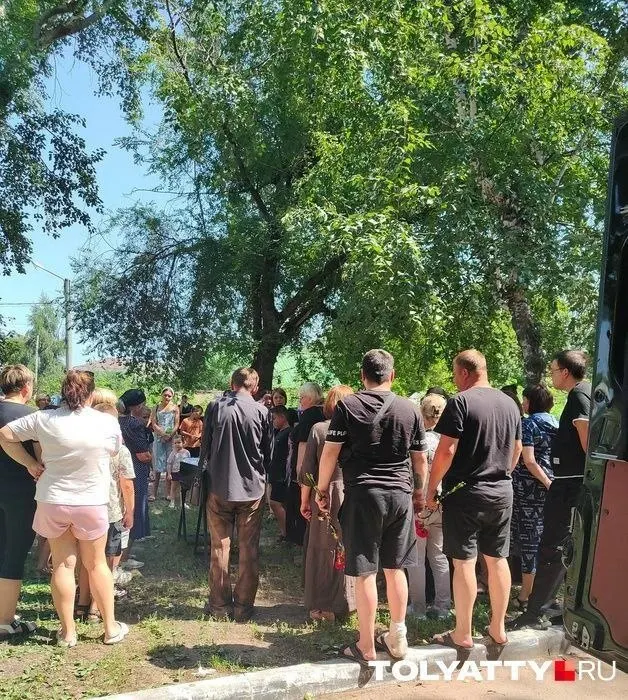 Родственники говорят, что ребёнок упал, пытаясь помочь другу достать очки за оградой; отец требует переквалификации дела и добивается справедливости.