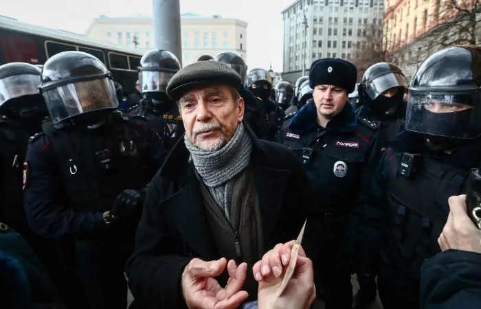 Хорошевский суд Москвы начал заочное рассмотрение дела против 84‑летнего правозащитника: обвинение просит 6,5 года и запрет администрировать сайты на 10 лет по статьям о деятельности «нежелательной» организации и нарушении обязанностей «иностранного агента».