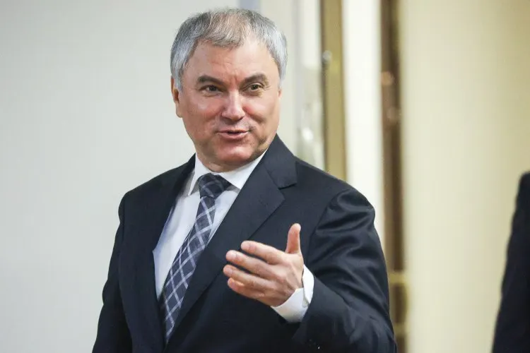 Спикер Госдумы предложил активнее использовать общественный электротранспорт: по его словам, современные скоростные трамваи могут разгрузить дороги, улучшить экологию и выступить более дешёвой альтернативой наземному метро. Приоритет нужно отдавать рельсовому транспорту там, где сохранены выделенные полосы.