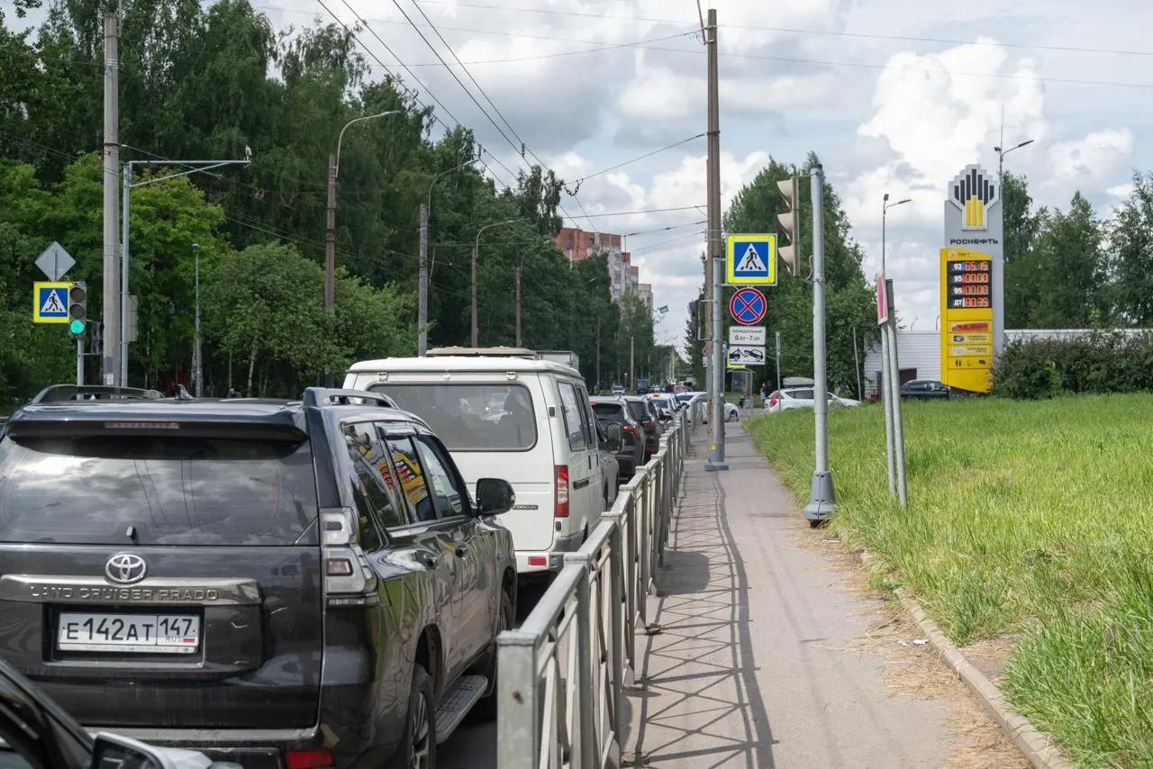 Проверка нескольких петербургских автозаправок показала: по состоянию на начало июля в город привозят бензин Евро‑5, хотя в России временно разрешили продажу топлива стандарта Евро‑3.