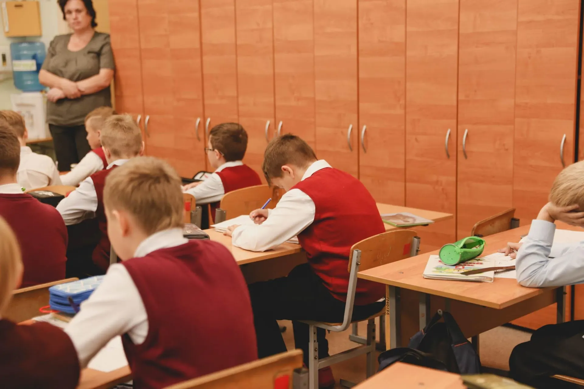 Ведомство прокомментировало ситуацию вокруг экзамена и уточнило, что обществознание изучается в школе в течение трёх лет.