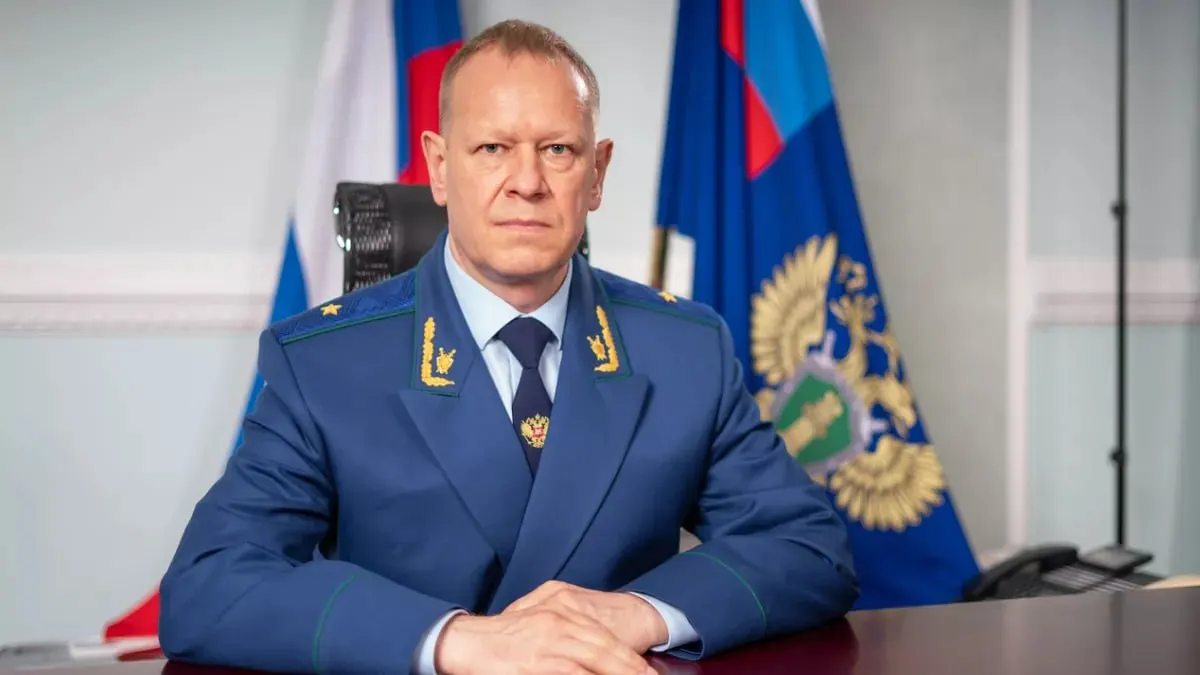 Президент направил в Совет Федерации кандидатуру Николая Рябова; консультации по назначению прокуроров в 11 регионах назначены на 16 июля. Рябову 58 лет, он работал в прокуратурах Омской, Приморской, Сахалинской и Хабаровской областей и с 2024 года руководит управлением Генпрокуратуры по СФО.
