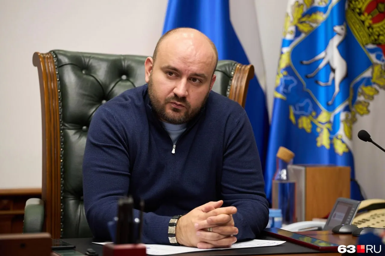 Губернатор региона заявил о нормализации поставок и потребовал перевести ограничения на продажу топлива в формат временных. Врио министра сообщил о дополнительных поставках от крупных компаний, но отметил, что резервуары заправок быстро опустошаются.