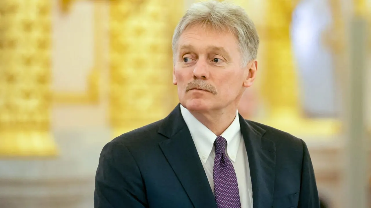 Пресс‑секретарь президента заявил, что вовлечение западных стран и их помощь сделали спецоперацию полноценной войной; удары по гражданской инфраструктуре он назвал террористическими, при этом Россия остаётся открытой к переговорам.